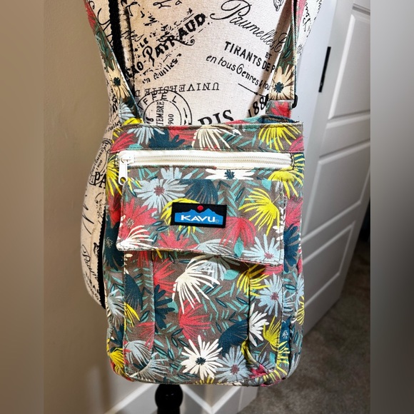 KAVU Keeper Floral Cotton Canvas Crossbody Bag With Adjustable Strap - Picture 10 of 10